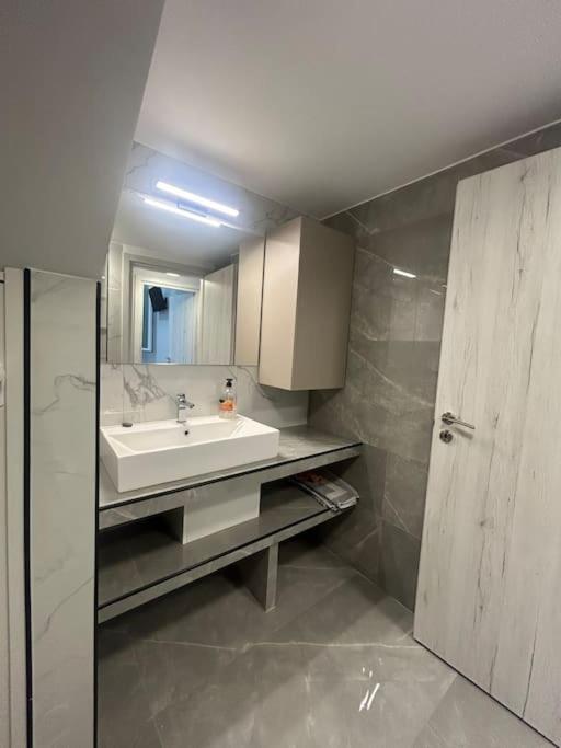 Luxury Apt 5Min To Metro Nikaia Pire Dış mekan fotoğraf